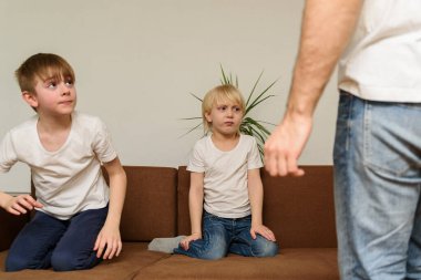 İki, oğlunuza karşı baba. Aile içi şiddet kavramı