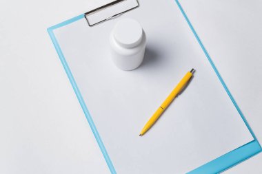 Belgeler, bir şişe hap ve beyaz arka planda kalem. tıbbi reçete kavramı.