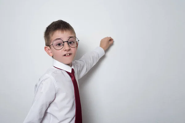 Rapaz Camisa Gravata Óculos Escreve Quadro Estudante Liceu Espaço Cópia — Fotografia de Stock