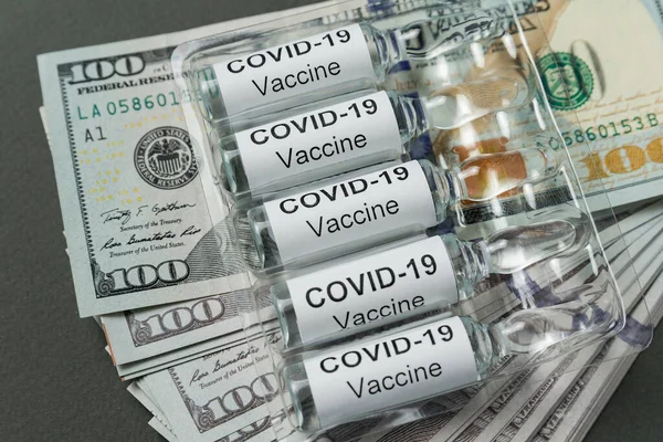 Covid 19からのワクチンのバイアルはお金の山にある コロナウイルスのための高価な薬 — ストック写真