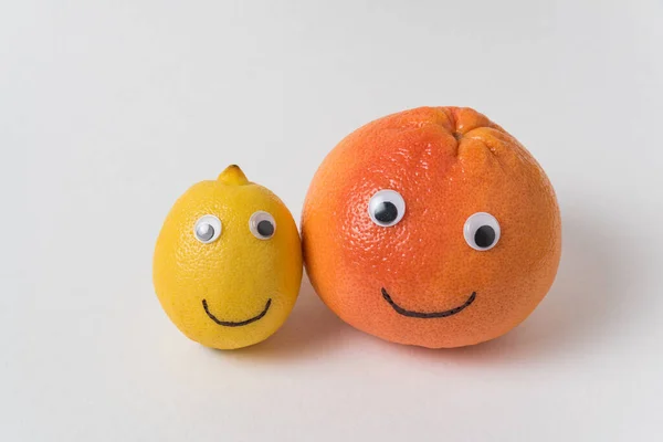 Limón Naranja Con Cara Sonriente Divertida Sobre Fondo Blanco Concepto — Foto de Stock