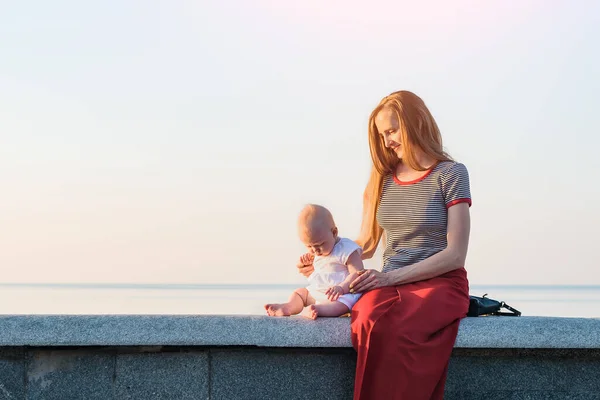 Joven Madre Bebé Atardecer Sobre Fondo Marino Concepto Maternidad Feliz — Foto de Stock