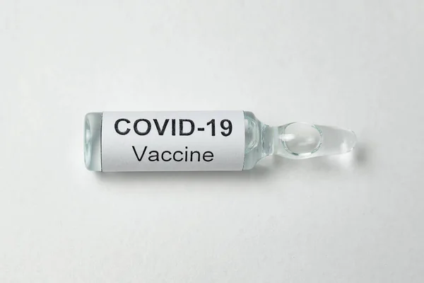Vial Лейблом Covid Білому Тлі Ампули Вакциною Від Коронавірусу — стокове фото