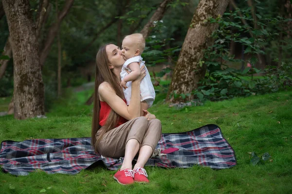 Jeune Mère Embrassant Tendrement Son Bébé Sur Fond Nature Concept — Photo