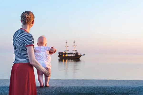 Joven Madre Bebé Mirando Mar Barco Vacaciones Mar Con Niños — Foto de Stock