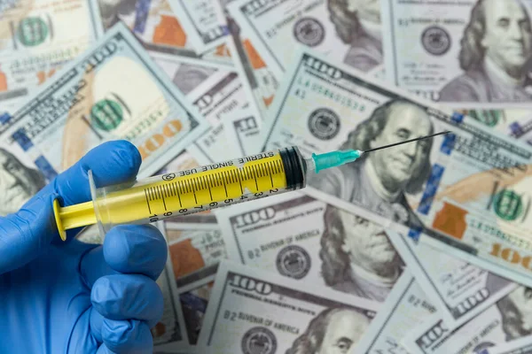 Ärzte Oder Krankenschwestern Halten Spritze Auf Geld Hintergrund Teures Behandlungskonzept — Stockfoto