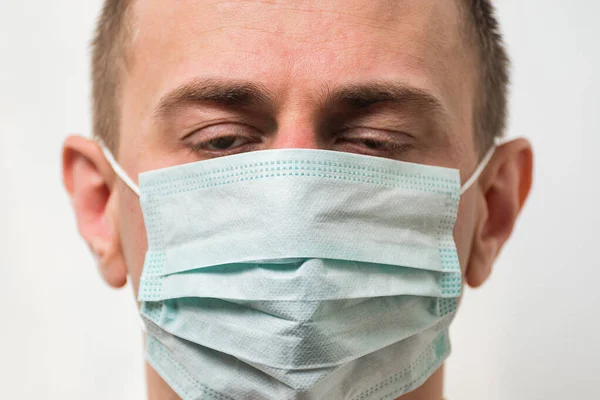 의료용 마스크를 보호용 마스크를 남자의 코로나 바이러스에 — 스톡 사진