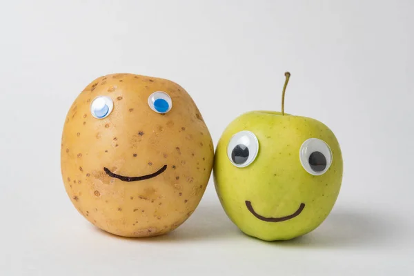 Patata Cruda Manzana Con Ojos Googly Sonrisa Dibujada Comida Con — Foto de Stock