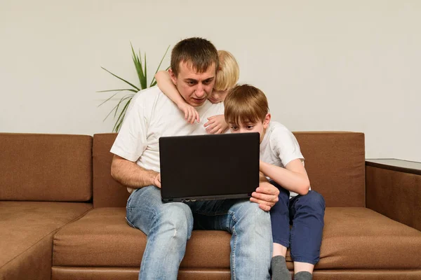 Jonge Vader Twee Zonen Die Bank Naar Een Laptop Zitten — Stockfoto