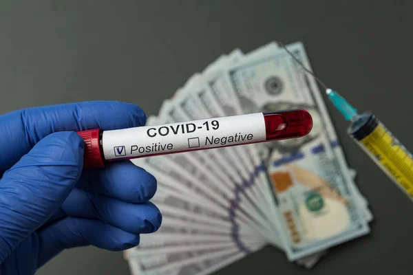 コロナウイルスに感染した血液と医療用手袋保持試験管で手 Covid 19に関する正の解析 金と注射器 — ストック写真