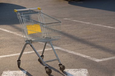 Sokakta boş bir alışveriş arabası. Park yerinde alışveriş arabası.