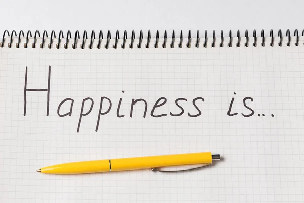 Блокнот Словами Happiness Белом Фоне Желтая Ручка Блокноте — стоковое фото