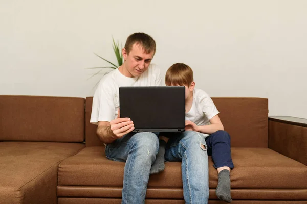 Vader Zoon Zitten Bank Kijken Het Notitieboekje Trainingsvideo Voor Kinderen — Stockfoto