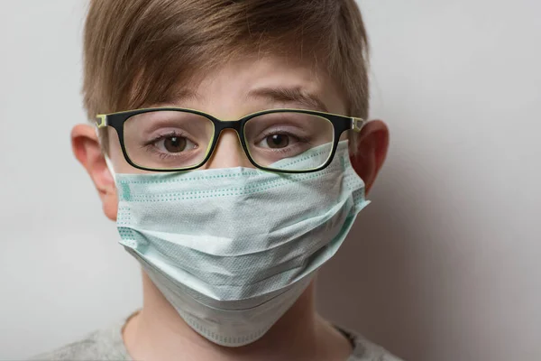 Retrato Rapaz Usar Óculos Máscara Médica Criança Usa Máscaras Protetoras — Fotografia de Stock