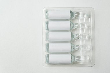 Beyaz arka planda bir sürü uyuşturucu. Serum vitaminleri antibiyotikler. Uzayı kopyala Model.