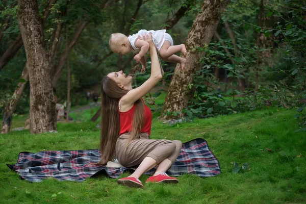 Maman Joue Avec Bébé Extérieur Amusant Aimant Mère Bébé — Photo