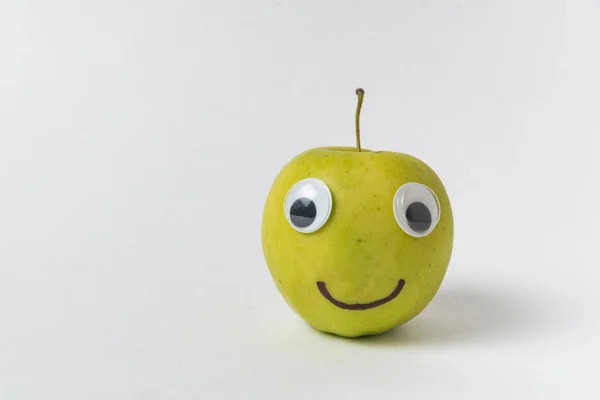 Apple Smiley Białym Tle Jabłko Google Oczy Narysowany Uśmiech — Zdjęcie stockowe