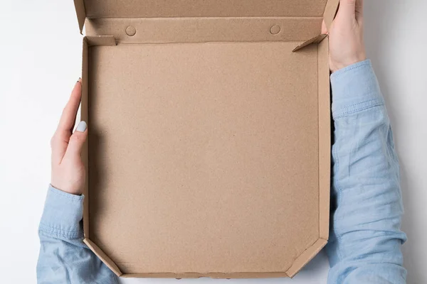 Mani Femminili Tengono Una Scatola Cartone Vuota Pizza Modello Sfondo — Foto Stock