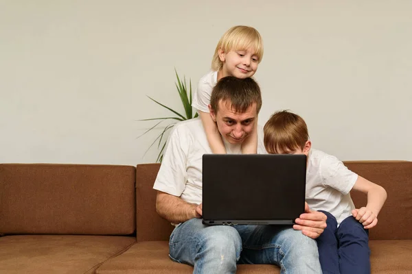 Papa Zit Bank Met Laptop Probeert Werken Twee Kinderen Bemoeien — Stockfoto