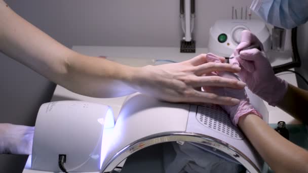 Proces van het coaten van nagels met kleurloze vernis. Professionele manicure. Procedure in de SPA salon. Close-up — Stockvideo