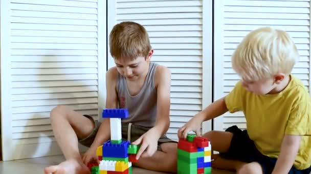 İki çocuk bir tasarımcıyı oynuyor. İletişim ve dostluk — Stok video