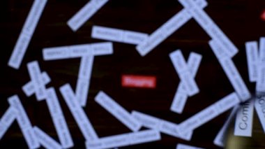 Büyüteçle el, cümle bloguna odaklanıyor. Çözüm bulmak. Koyu tahta masada etiket bulutu.