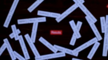 Büyüteçle el, cümle sonuçlarına odaklanır. Çözüm bulmak. Koyu tahta masada etiket bulutu.