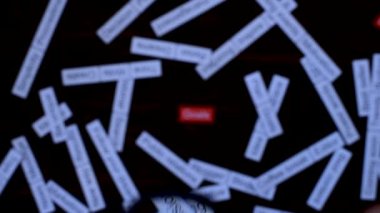 Büyüteçle el, cümle hedeflerine odaklanır. Çözüm bulmak. Koyu tahta masada etiket bulutu.