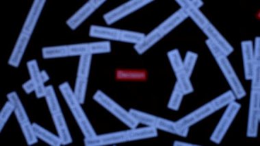 Büyüteçle el, karar cümlesine odaklanır. Çözüm bulmak. Koyu tahta masada etiket bulutu.