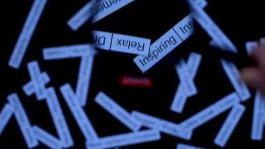 Büyüteçle el, Rüyalar cümlesine odaklanır. Çözüm bulmak. Koyu tahta masada etiket bulutu.