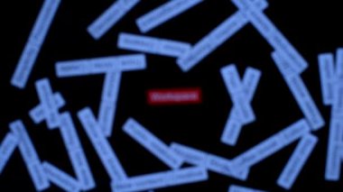 Büyüteçle el çalışma alanı cümlesine odaklanır. Çözüm bulmak. Koyu tahta masada etiket bulutu.