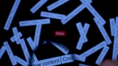 Büyüteçle el, cümleye odaklanıyor. Rahatla. Çözüm bulmak. Koyu tahta masada etiket bulutu.