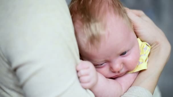 Mor Som Håller Nyfödda Sömnig Baby Håller Handtag För Mamma — Stockvideo