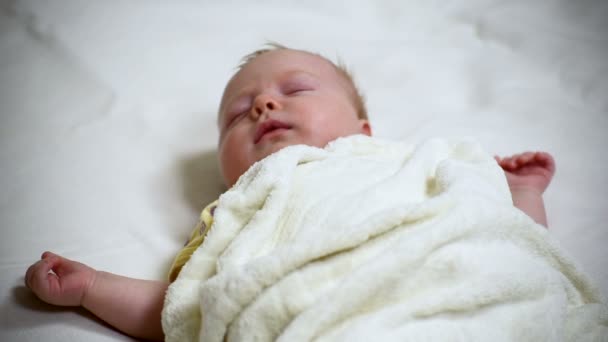 Bebê Loiro Bonito Dorme Inquieto Deitado Costas Close — Vídeo de Stock