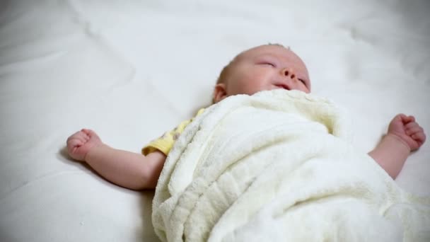 Newborn Baby Lying Bed Arms Legs Moving Baby Begins Stir — Stock Video