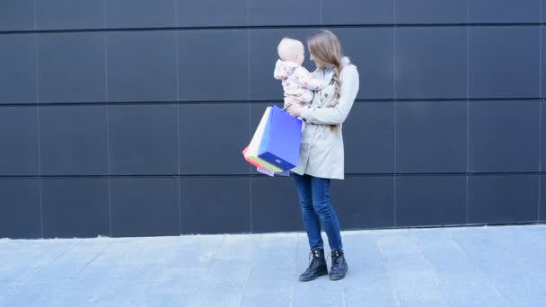 Mama Trzyma Dziecko Bawi Się Nim Matka Stoi Ulicy Torbami — Wideo stockowe