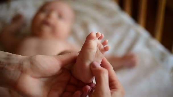 Mulher Fazer Massagens Nos Pés Close Mãe Massageando Pernas Criança — Vídeo de Stock