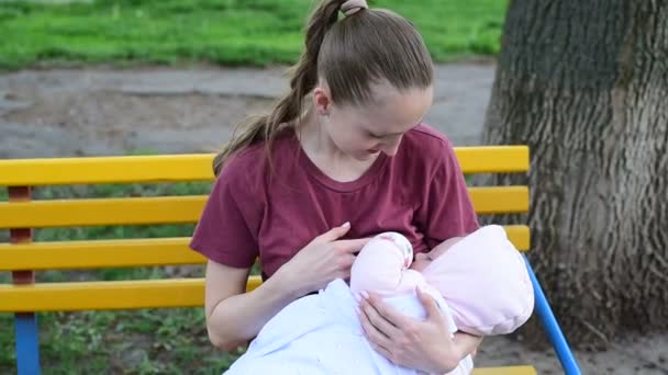 Jovem Mãe Sentada Parque Com Bebê Seus Braços Amamenta Bebê — Vídeo de Stock