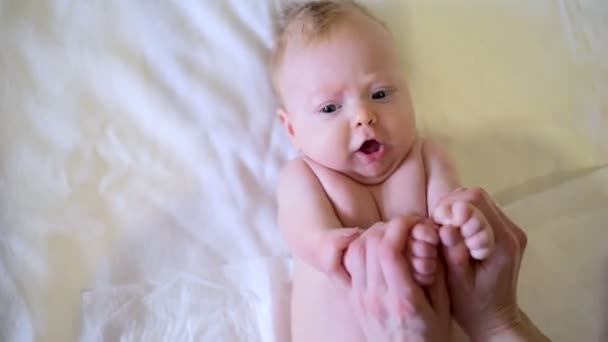 Maman Fait Gymnastique Avec Bébé Les Mains Féminines Tiennent Bébé — Video