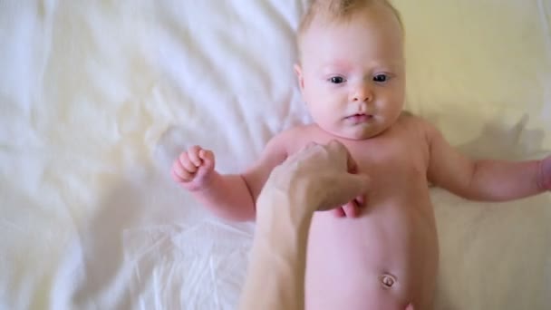 Mama Streichelte Sanft Den Bauch Der Kinder Weibliche Hände Massieren — Stockvideo