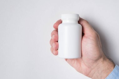 Beyaz arka plandaki haplar için beyaz ilaç plastik paketi. Hap Şişesi Hazırlama Model