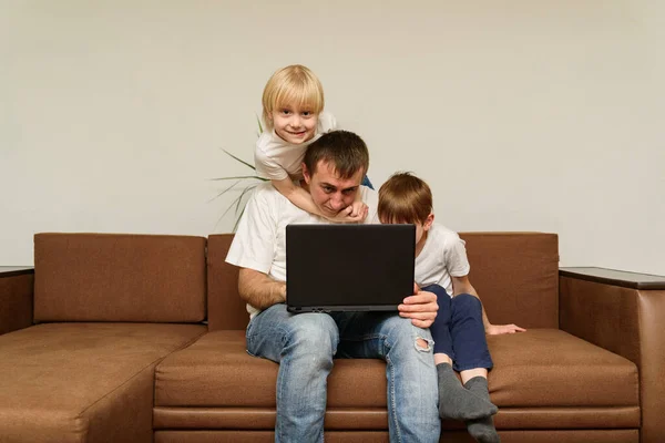 Padre Con Portátil Sentado Sofá Con Sus Dos Hijos Los — Foto de Stock