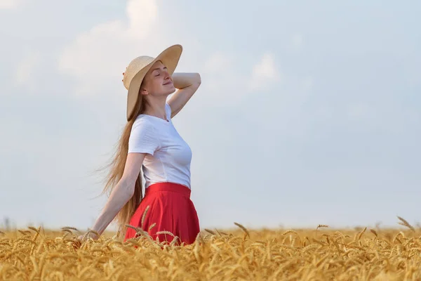 Menina Bonita Com Chapéu Caminha Campo Trigo Desfrutando Dia Ensolarado — Fotografia de Stock