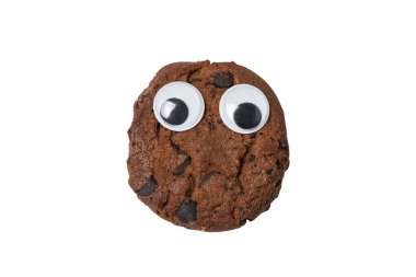 İzole edilmiş beyaz arka planda komik suratlı çikolatalı kurabiyeler.