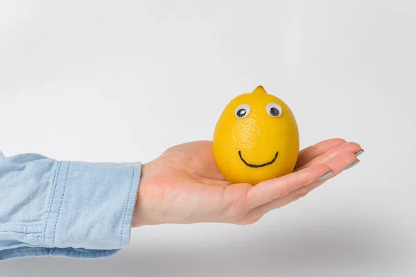 Funny Lemon Smiley Con Los Ojos Googly Acostado Palma Sobre — Foto de Stock