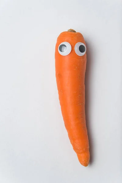 Морковный Персонаж Гуглистыми Глазами Смешным Лицом Вертикальная Рамка — стоковое фото