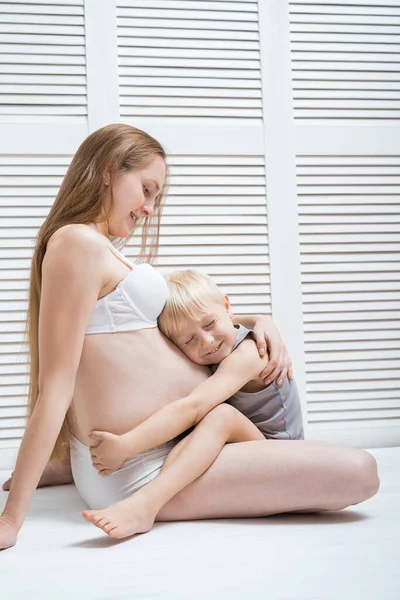 Äldste Sonen Kramar Sin Gravida Mamma Vacker Ung Gravid Kvinna — Stockfoto