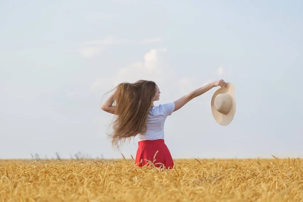 Menina Bonita Caminha Campo Desfrutando Dia Ensolarado Jovem Mulher Está — Fotografia de Stock