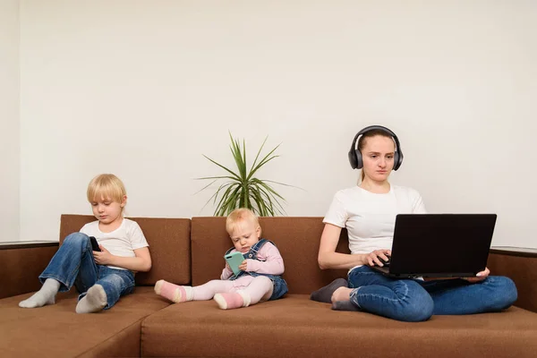 Mother Sitting Laptop Working While Children Playing Telephone Challenges Raising — Stock Photo, Image