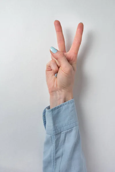Mano Femenina Mostrando Gesto Victoria Dos Dedos Levantados Sobre Fondo — Foto de Stock